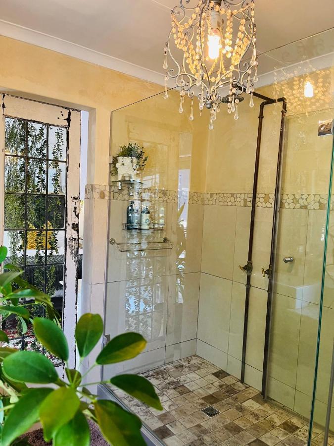 Art-Inspired Bedroom Close To Cbd Mossel Bay Ngoại thất bức ảnh