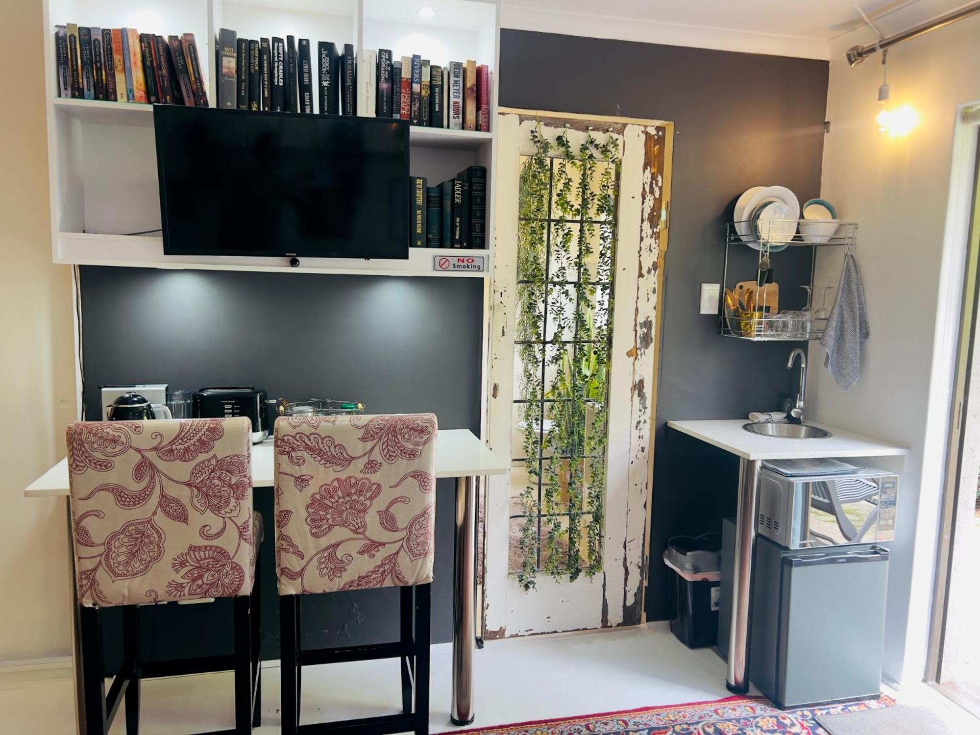 Art-Inspired Bedroom Close To Cbd Mossel Bay Ngoại thất bức ảnh
