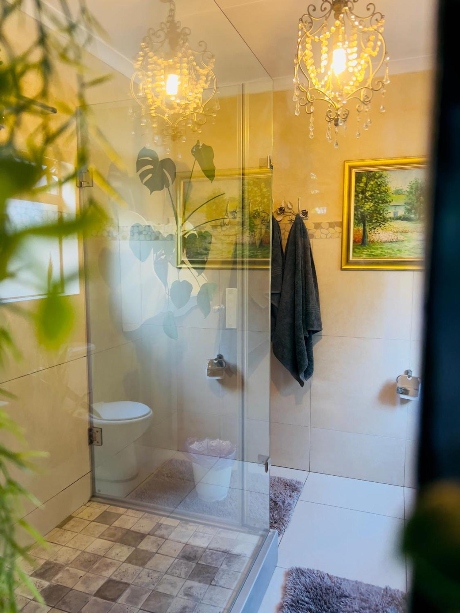 Art-Inspired Bedroom Close To Cbd Mossel Bay Ngoại thất bức ảnh
